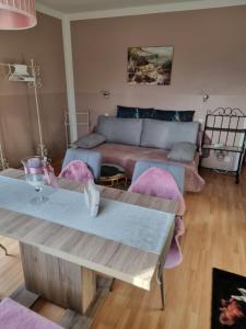 salon z kanapą i stołem w obiekcie Ferienhaus Burgblick w mieście Treffen am Ossiacher See