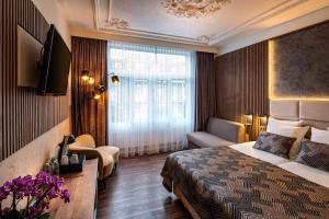 a hotel room with a bed and a window at Jupiter Hotel in Amsterdam