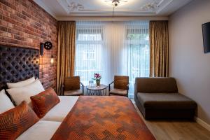 Pokój hotelowy z łóżkiem i krzesłem w obiekcie Jupiter Hotel w Amsterdamie