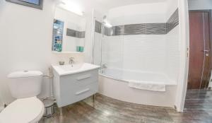 een badkamer met een toilet, een wastafel en een douche bij Élégant 2 pièces proche de Paris et Disneyland in Neuilly-sur-Marne