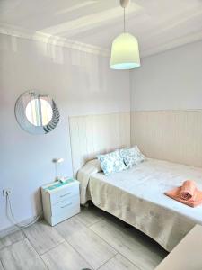 a small bedroom with a bed and a mirror at Habitación Privada a 15 min de la Playa/Piso in Huelva