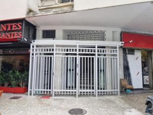 a white gate in front of a building at Apartamento aconchegante em Copacabana - unid 1016 in Rio de Janeiro