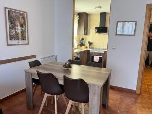 a dining room table and chairs in a kitchen at Alojamiento Rural El Morenal in Tragacete