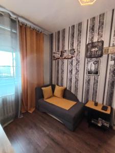 Two Rivers Apartment في بلغراد: غرفة معيشة مع أريكة وطاولة