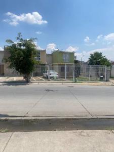 グアダラハラにあるCasa duplex aeropuerto/arena VFGの家の前の柵のある通り