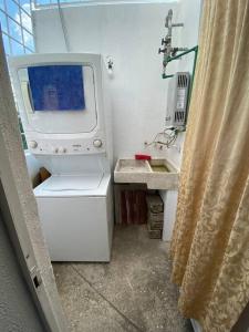 a washing machine and a sink in a room at Casa duplex aeropuerto/arena VFG in Guadalajara