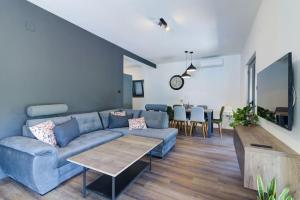 Una televisión o centro de entretenimiento en Villa Green Sky