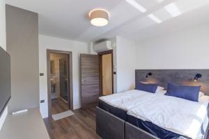 Una cama o camas en una habitación de Villa Green Sky 29 fotos más