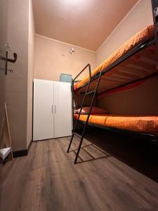 Pokój z 2 łóżkami piętrowymi i drewnianą podłogą w obiekcie Rifugio con vista Montagna e accesso diretto alle piste w mieście San Massimo