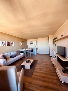 sala de estar con sofá y mesa en Rifugio con vista Montagna e accesso diretto alle piste, en San Massimo