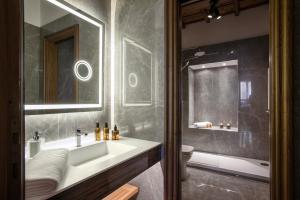 Un baño con lavabo, bañera e inodoro. en Easydomus Rome, en Roma 37 fotos más