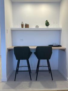 two chairs sitting at a desk in a room at L’espace Mysa - Studio Lugna in Mont-Tremblant