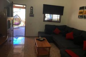 La Casita Vibbecanarias Tunte في سان بارتولومي: غرفة معيشة مع أريكة وطاولة قهوة