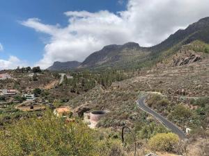a winding road on the side of a mountain at La Casita Vibbecanarias Tunte in San Bartolomé