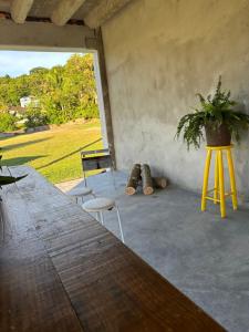 una stanza con tavolo, sedie e una pianta in vaso di Residencial Valentina Jurere a Florianópolis