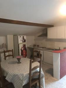 uma cozinha com mesa e cadeiras num quarto em Louez l’étage d une maison basque à 5mn de Bayonne em Mouguerre
