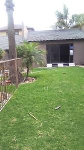 een tuin met een hek voor een huis bij Inspire living in Benoni