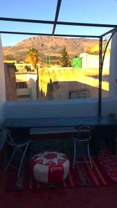 um quarto com uma mesa e duas cadeiras e um quarto com uma janela em Entire Private House in Fez Medina! em Fez