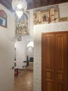 um quarto com um corredor com uma porta e uma mesa em Entire Private House in Fez Medina! em Fez