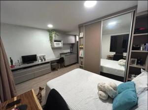 เตียงในห้องที่ Studio no coração da Liberdade, ap 1303