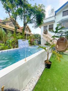 een zwembad in de achtertuin van een huis bij Lovely Villa in Tagaytay with Pool & Full Taal View in Tagaytay