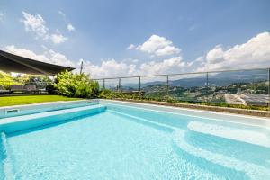 ルガノにあるVilla Girandola with private, heated poolの屋根スイミングプール