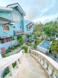 een blauw huis met een zwembad ervoor bij Lovely Villa in Tagaytay with Pool & Full Taal View in Tagaytay