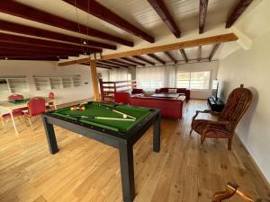 - un salon avec un billard dans l'établissement Villa avec piscine intérieure, à Holtzheim