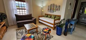 Flat - SERRA E MAR - Paraty في باراتي: غرفة معيشة مع أريكة وطاولة