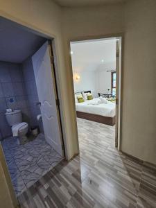 La salle de bains est pourvue d'une chambre avec un lit et des toilettes. dans l'établissement Samui Green Hotel, à Chaweng