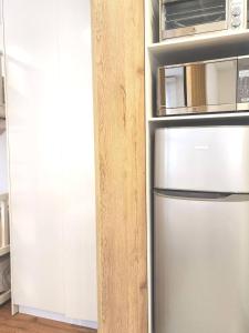 una cucina con frigorifero in acciaio inossidabile e forno a microonde di Casa Isabel a Cuenca