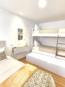una camera con 2 letti a castello e un tappeto di Casa Isabel a Cuenca