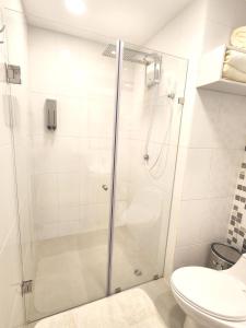 un baño con ducha y WC en Casa Isabel, en Cuenca