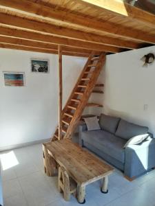sala de estar con sofá y escaleras de madera en Catedral View minimo 4 noches en San Carlos de Bariloche