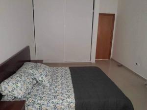 um quarto com uma cama com um cobertor em Christian’s Villa em Cidade Velha