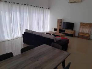 sala de estar con sofá y mesa en Christian’s Villa, en Cidade Velha