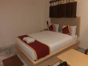 um quarto com uma cama grande num quarto em Hotel Sri Sai Residency em Khammam