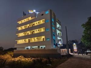 un edificio con luces por la noche en Hotel Sri Sai Residency, en Khammam