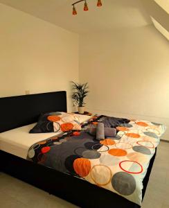 um quarto com uma cama com um edredão em Eggersheimer Hof em Nörvenich