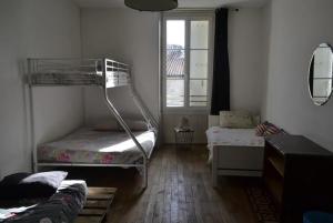 Katil dua tingkat atau katil-katil dua tingkat dalam bilik di Grande chambre d'hôte avec piscine chauffée et Jacuzzi à disposition