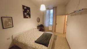 um quarto com uma cama, uma janela e uma porta em Console Camprini Rooms & Apartments - Parco Tassinari em Faenza