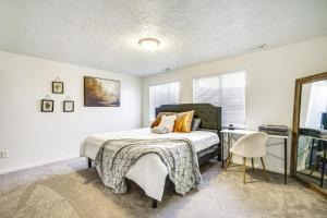 1 dormitorio con cama y escritorio. en Spacious Utah Home 34 Mi to Salt Lake City, en Tooele
