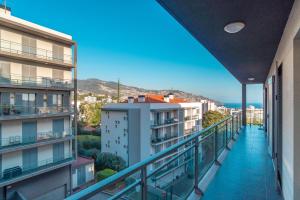 een balkon met uitzicht op de stad bij Barreiros Residence View in Funchal