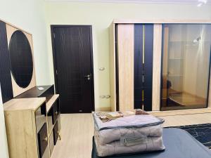 uma sala de vestir com um repousa-pés e um espelho em Modern Comfy Flat no Cairo