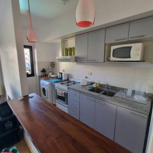 Kuchyň nebo kuchyňský kout v ubytování MONROE SUITES con cochera