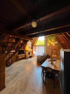 a living room with a table and a couch at Chalé Villa Felicitá (Itália) in Pomerode