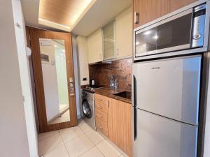 een keuken met een koelkast, een wasmachine en een droger bij Karl s Single Room with Gym and Bar in Jounieh