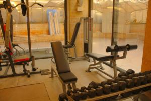 - une salle de sport avec plusieurs tapis de course et vélos d'exercice dans l'établissement Karl s Single Room with Gym and Bar, à Jounieh