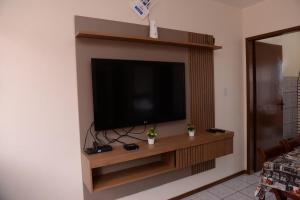 sala de estar con TV de pantalla plana en la pared en Incrivel apto completo e confortavel Santa Rosa RS, en Santa Rosa