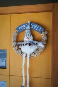 Una corona de Navidad con un muñeco de nieve en una puerta en Apartment Jeršin en Rateče